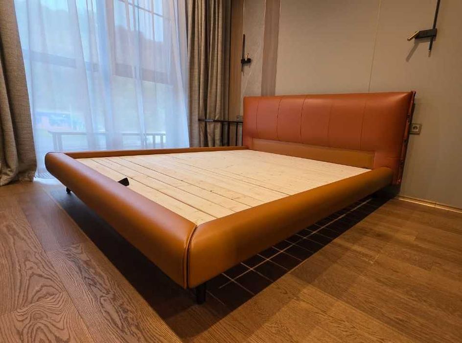 Кровать двуспальная прочная с деревянным каркасом и обивкой эко-кожа.