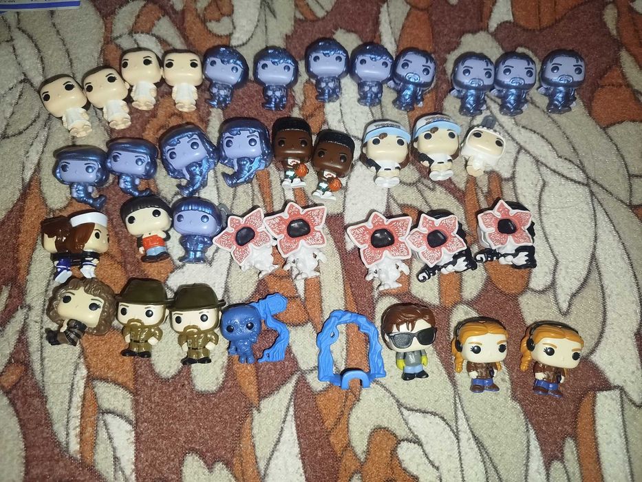 Продавам фигурки на Stranger Things kinder joy
