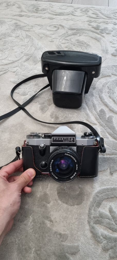 Aparat foto cu filmPraktica Super TL cu Pentacon si Canon AV 1