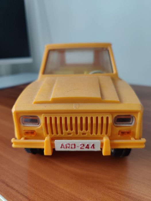 Vînd jucarie/machetă Aro 244 perioada anilor '80.