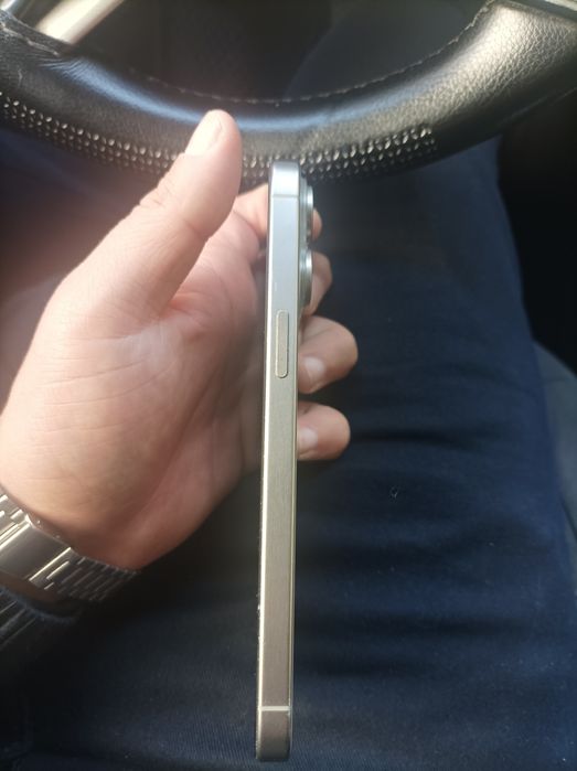 Iphone 15 pro max256 sotiladi.Karobka bor.Sastayana zor qirilgan joyi