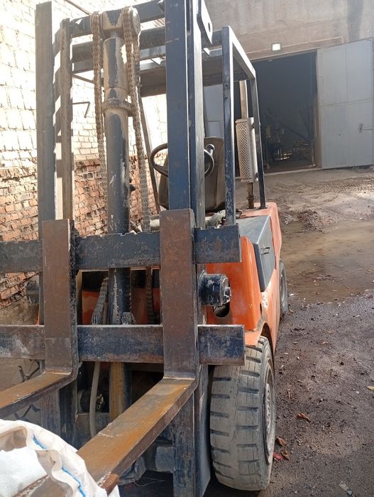 Продаётся мини погрузчик бу рабочий состояние ну мелкий ремонт , есть