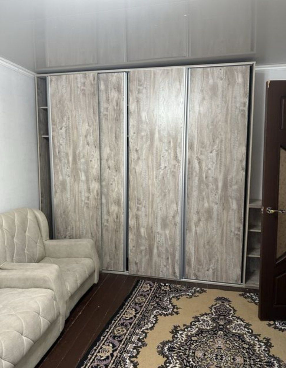 1 хонали Хокимият тепасида