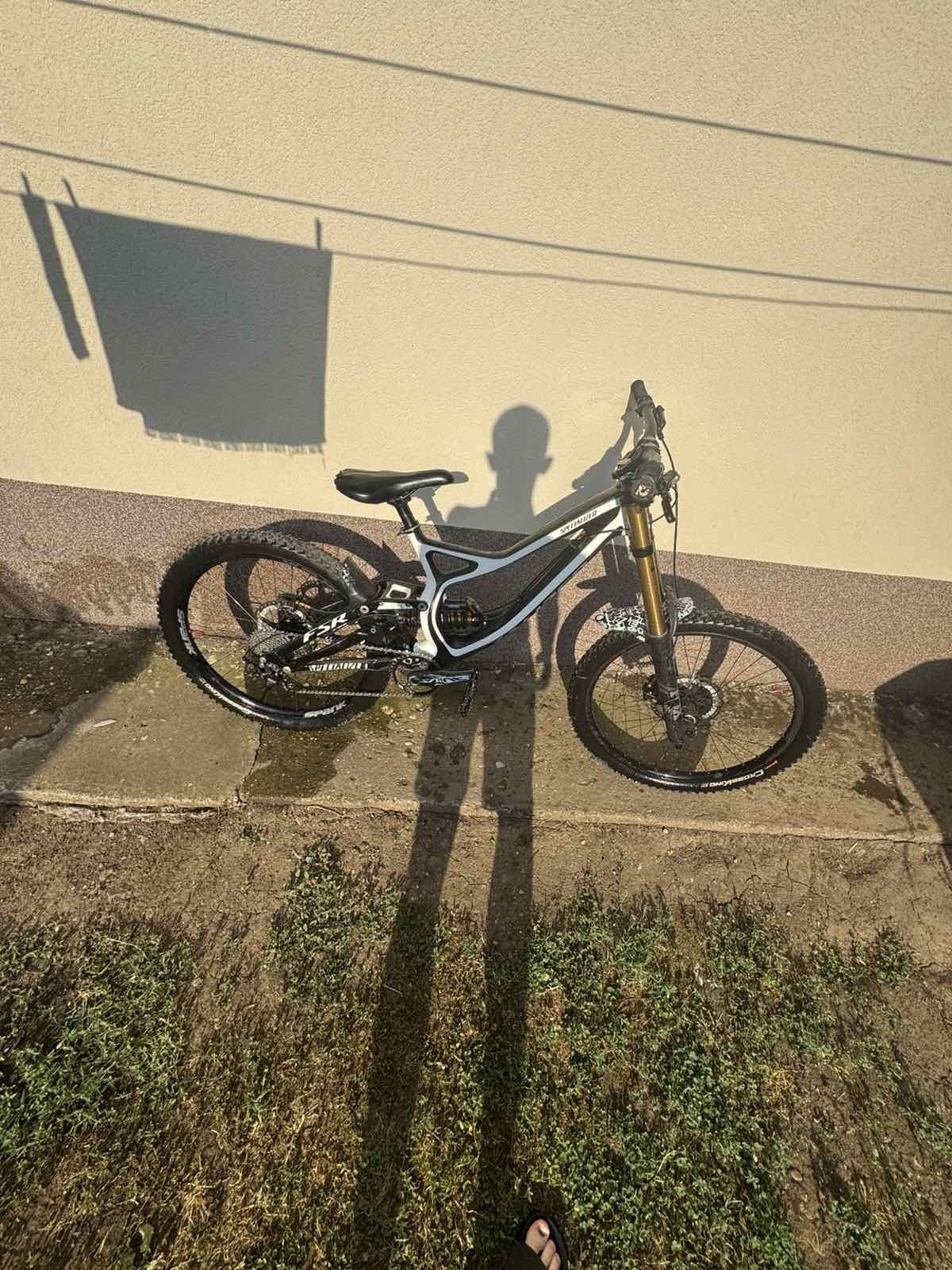 Продавам demo 8 carbon