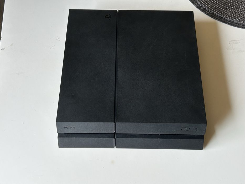 1TB PS4 с 2 контролера, 3 игри и специална чанта