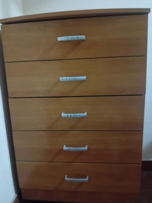 Vând o comodă, preț 270 lei, negociabil
