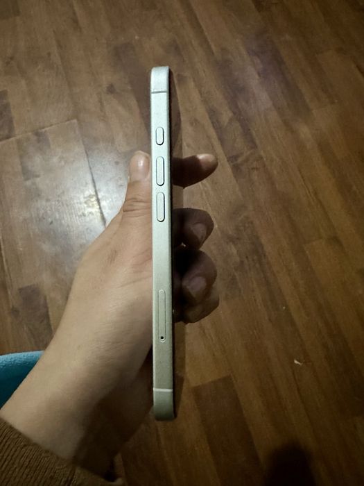 Продавам iphone 16 128 gb