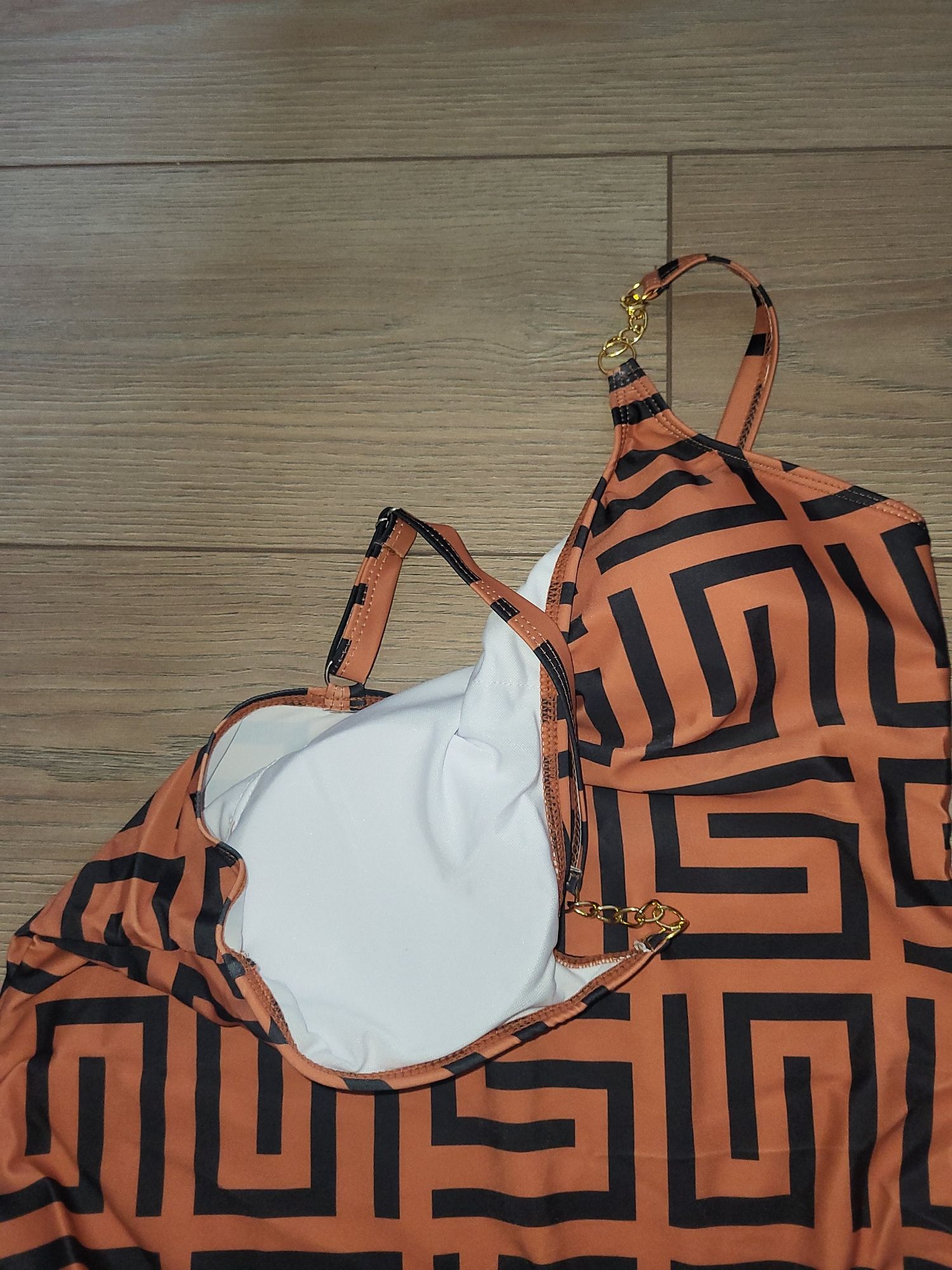 Vând Costum de baie