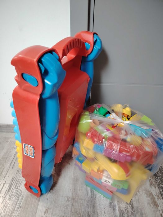 Masa copii Mega Bloks cu figurine și cuburi