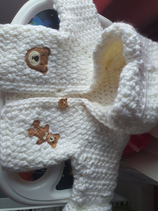 Бяла ръчно изработена жилетка