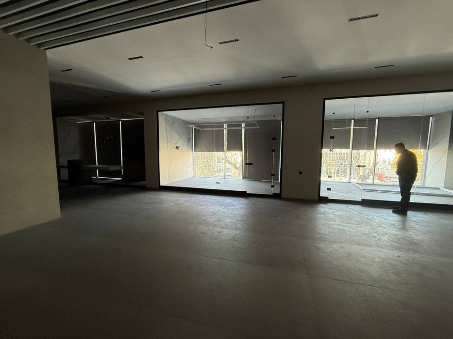 Сдаётся в аренду трёхэтажное здание, первая линия. Лабзак, быв. Динамо