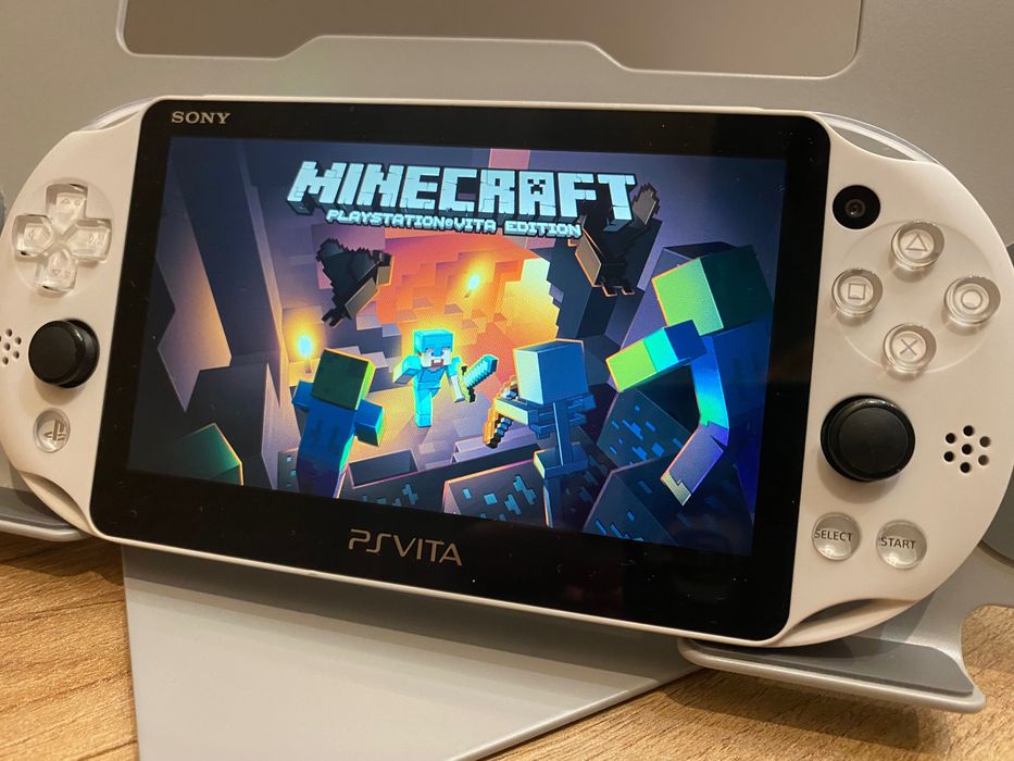 Playstation PS Vita 2000 Glacier White • Modată • 128GB Jocuri