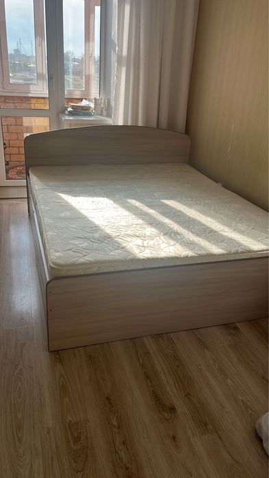 Двух спальная кровать, длинна 2м. Ширина 1,80м. В хорошем состоянии