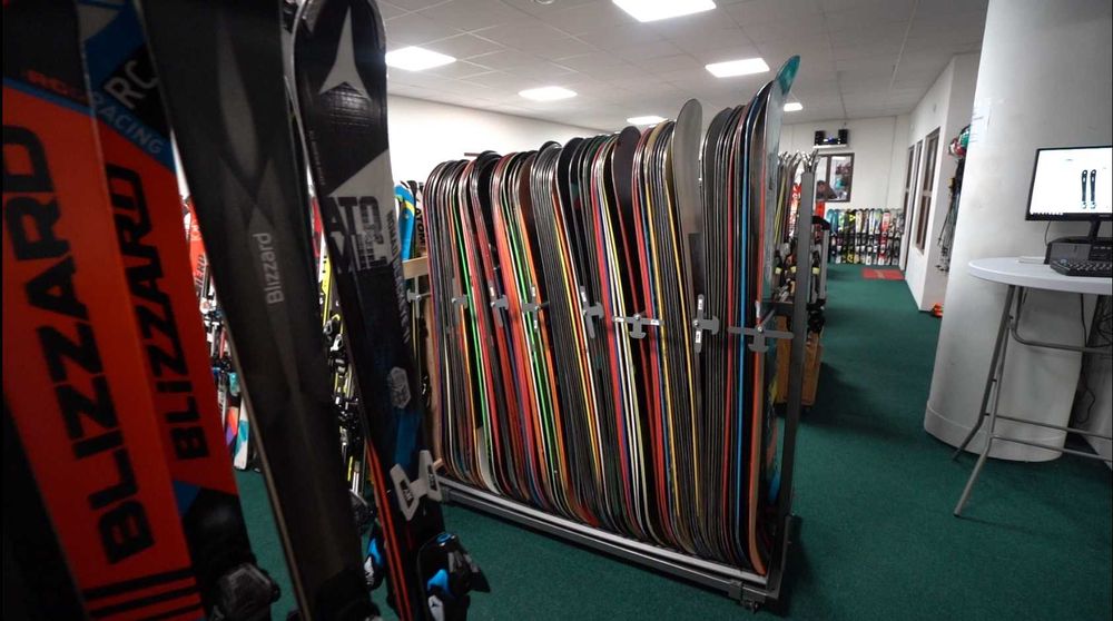 Schiuri, clapari de schi, snowboard, bocanci de snowboard, casca