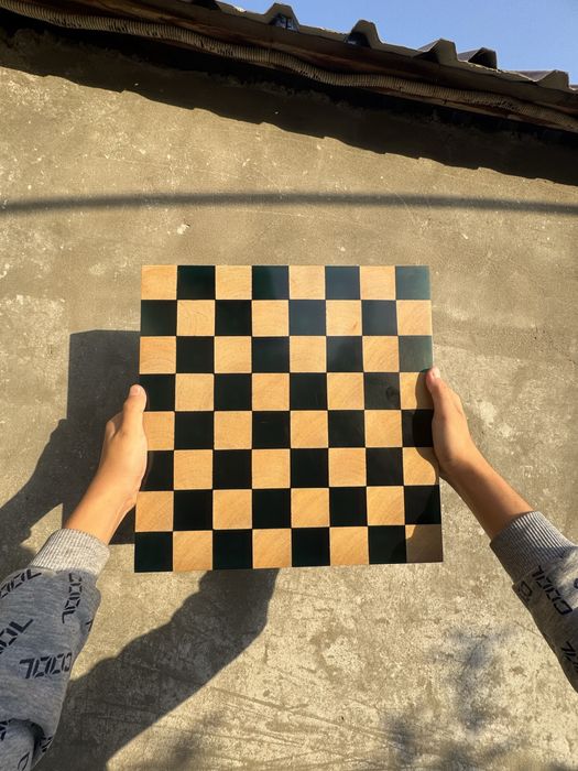 Шахматы ручной работы из смолы и дерева