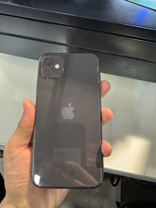 Продам iPhone 11 128 ГБ, коробка и зарядка в комплекте