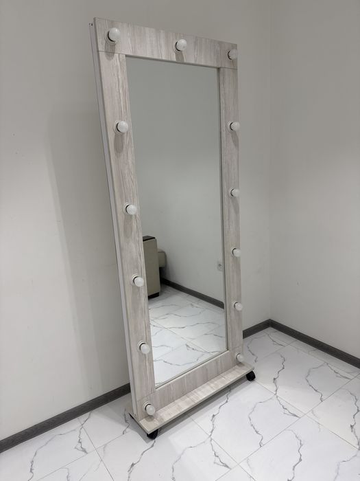 Зеркало с лампами для магазина