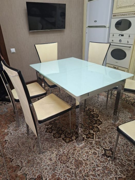 Срочно продам стол шесть стулья почти новый