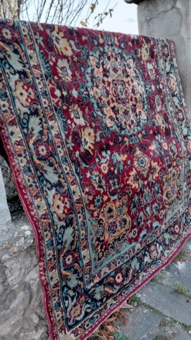 Безупречен Български Персийски килим на Декотекс Сливен от старото про