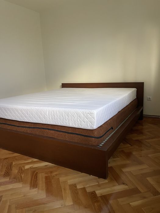URGENT! Pat din lemn masiv, se vinde cu salteaua maro