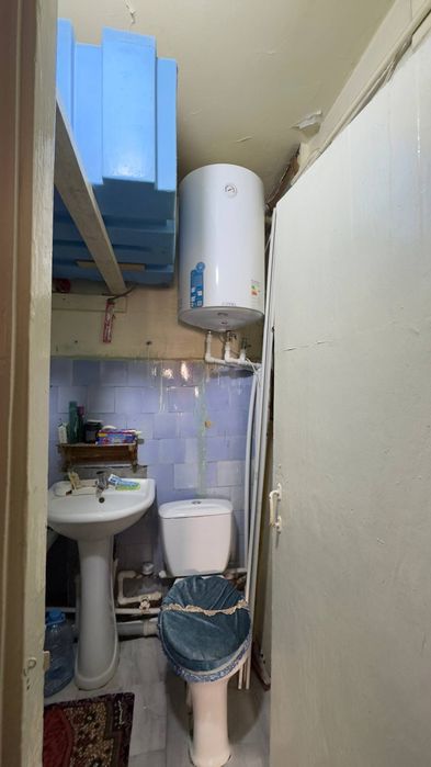 Срочно продаётся вдоль дороги 2х-комнатная квартира