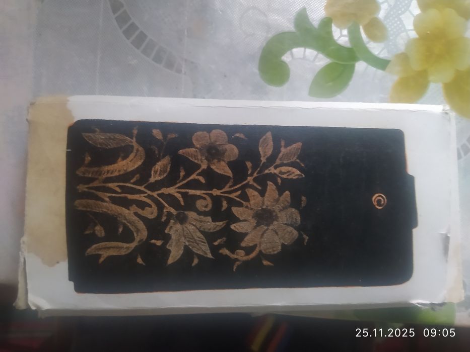 Продам бархатный очешник. Вышит металлической нитью.