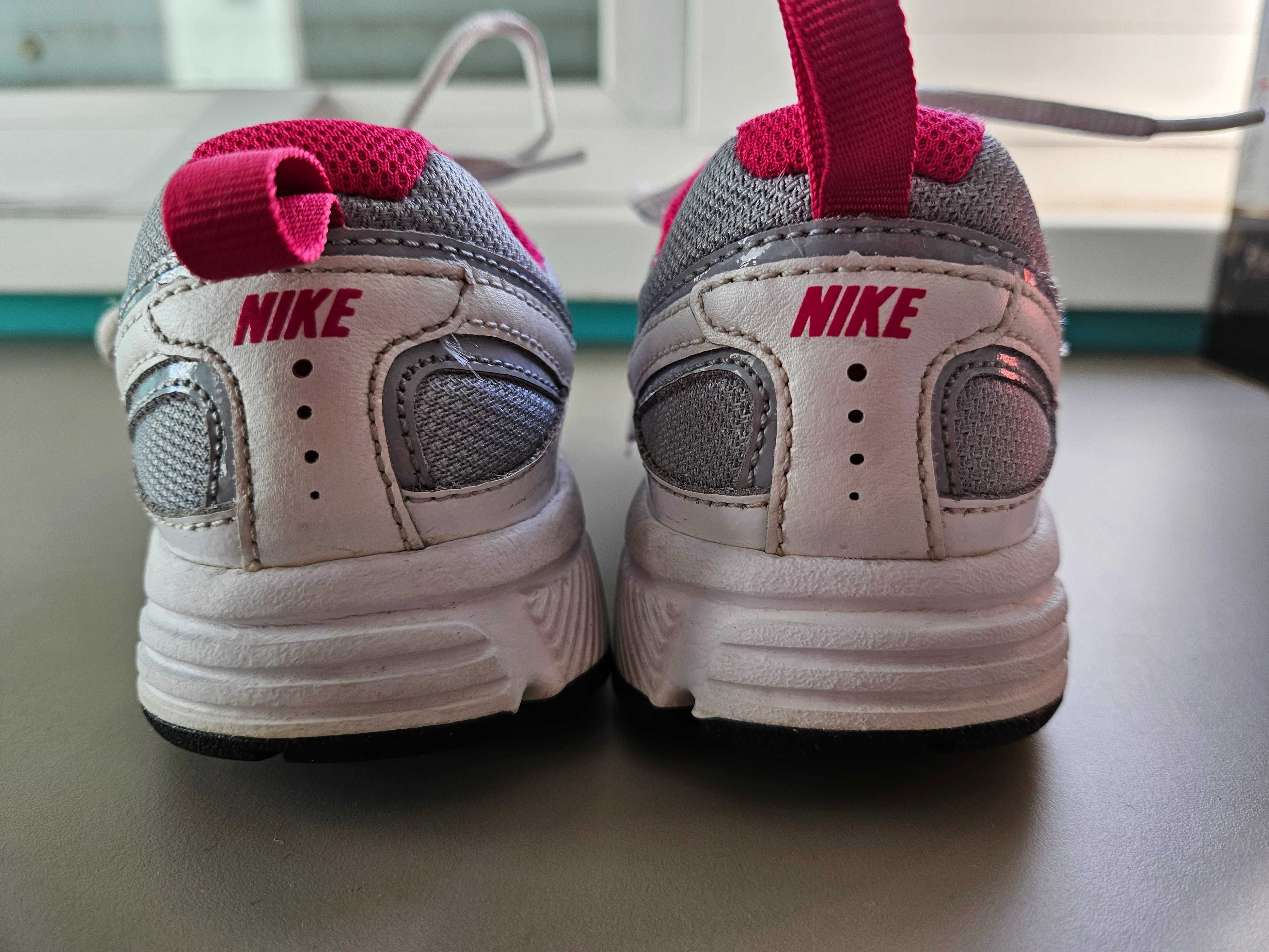 Маратонки за момиче Nike