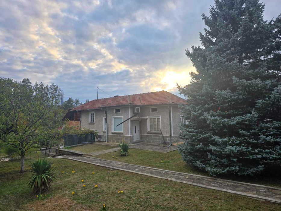 Къща с равен двор в село Поповци, Габрово