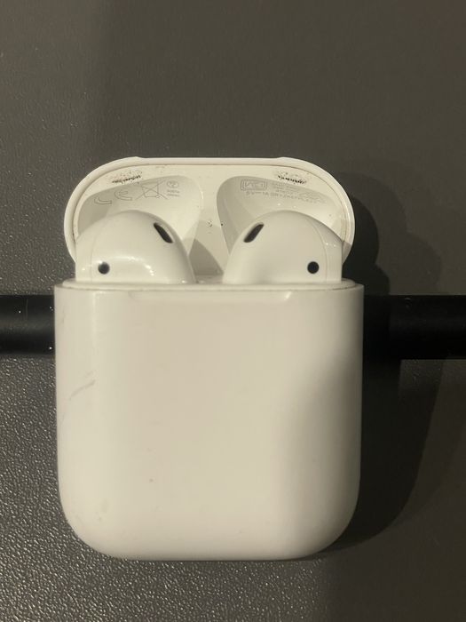 Продам оригинальные Airpods 1