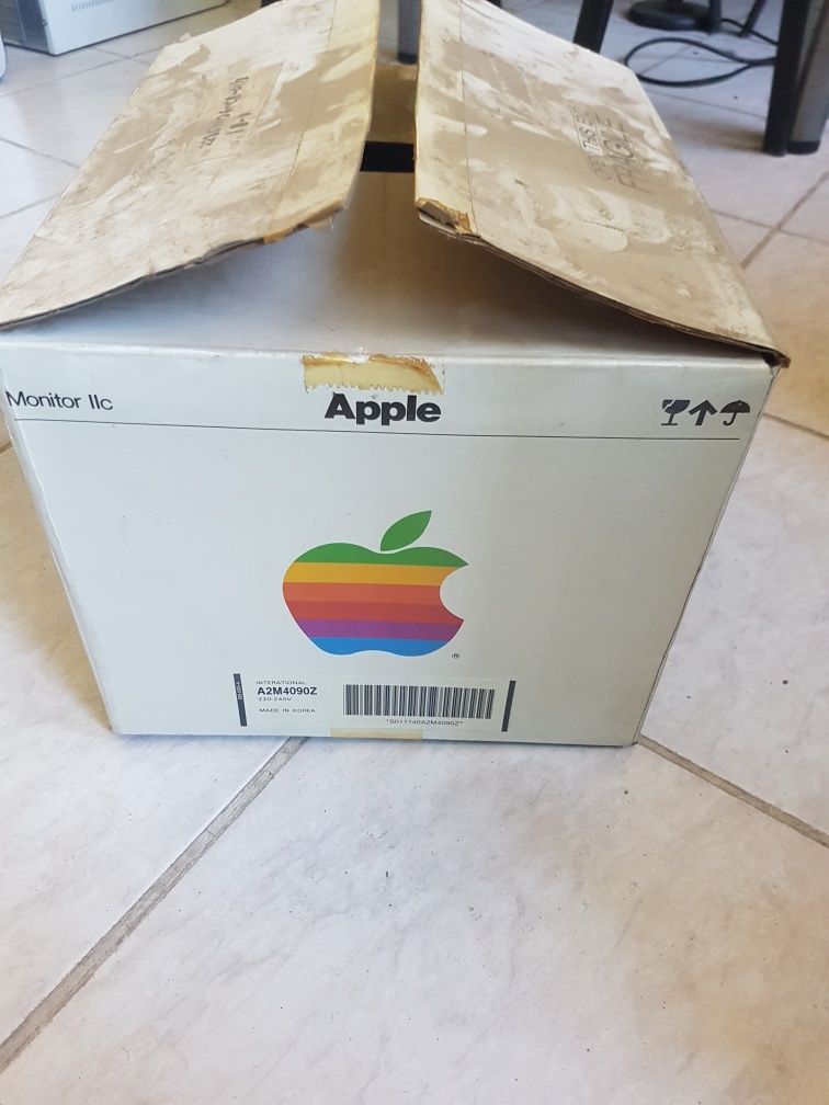 Продават се кутии от Apple устройства