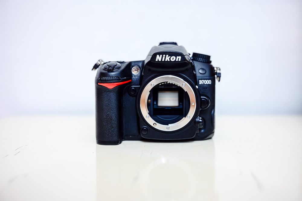 Nikon D7000 + obiectiv 35mm