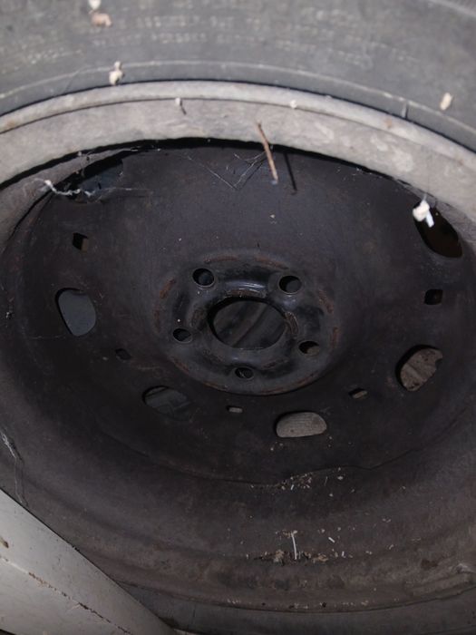 Vand 165/70/14 cu tot cu jante