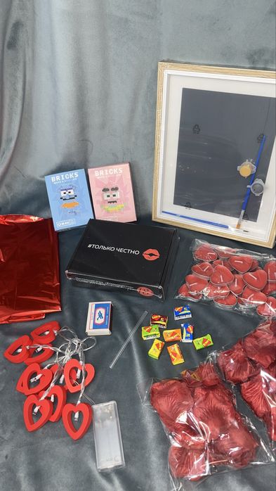 Лепестки, свечи, шары, гирлянда, отпечаток рук, игра