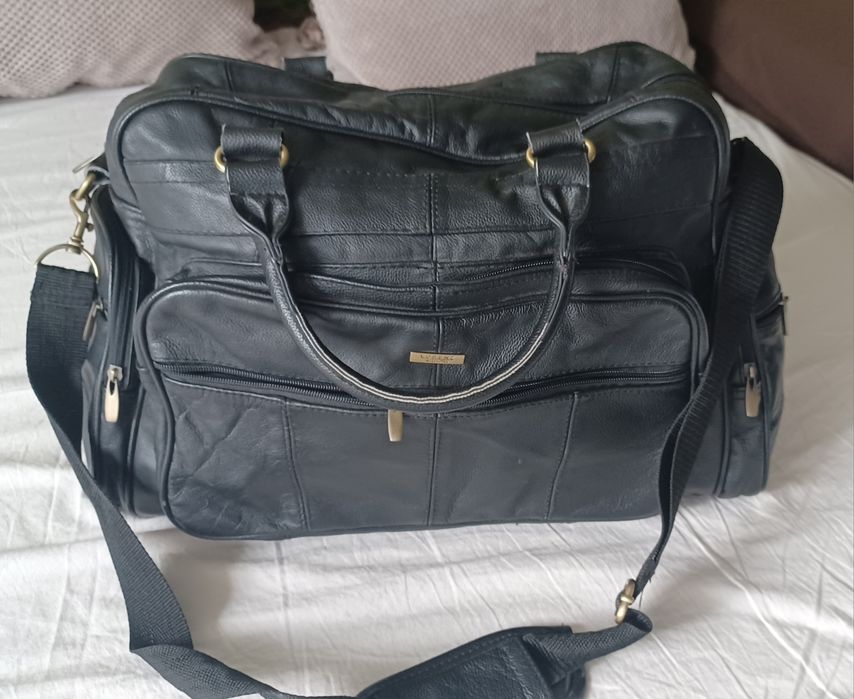 Страхотна спортна голяма  черна кожена чанта,тип сакче