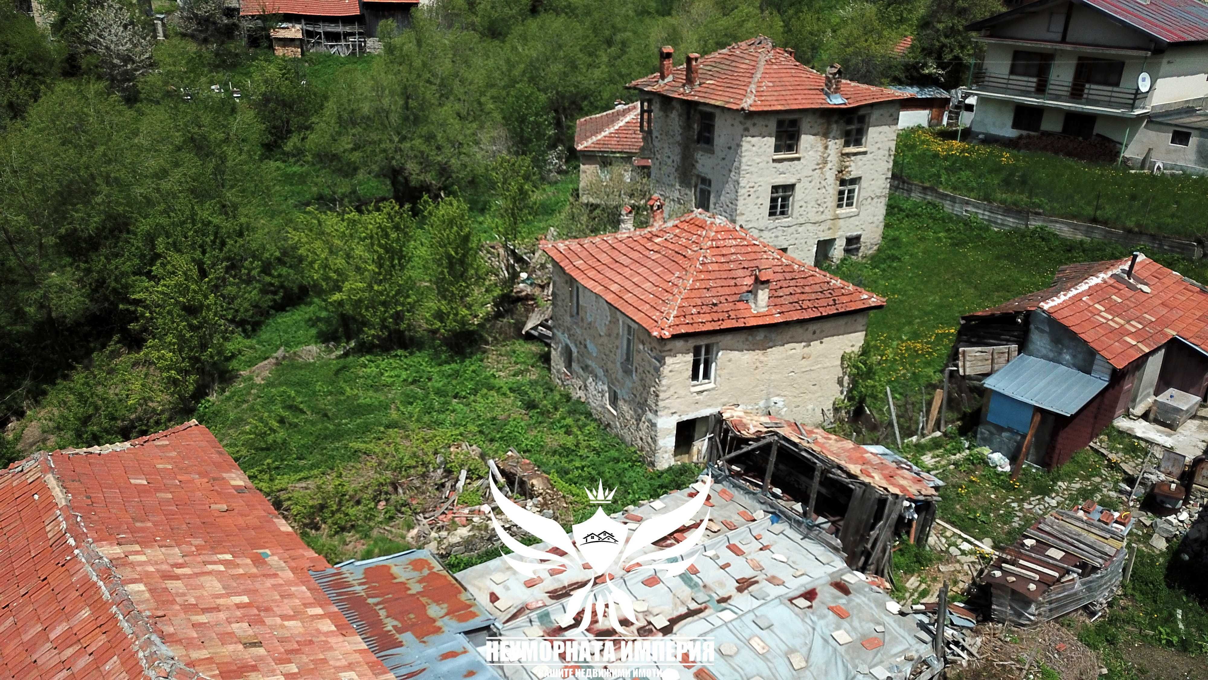Стара едноетажна къща 120РЗП в 310кв.м двор в село Манастир