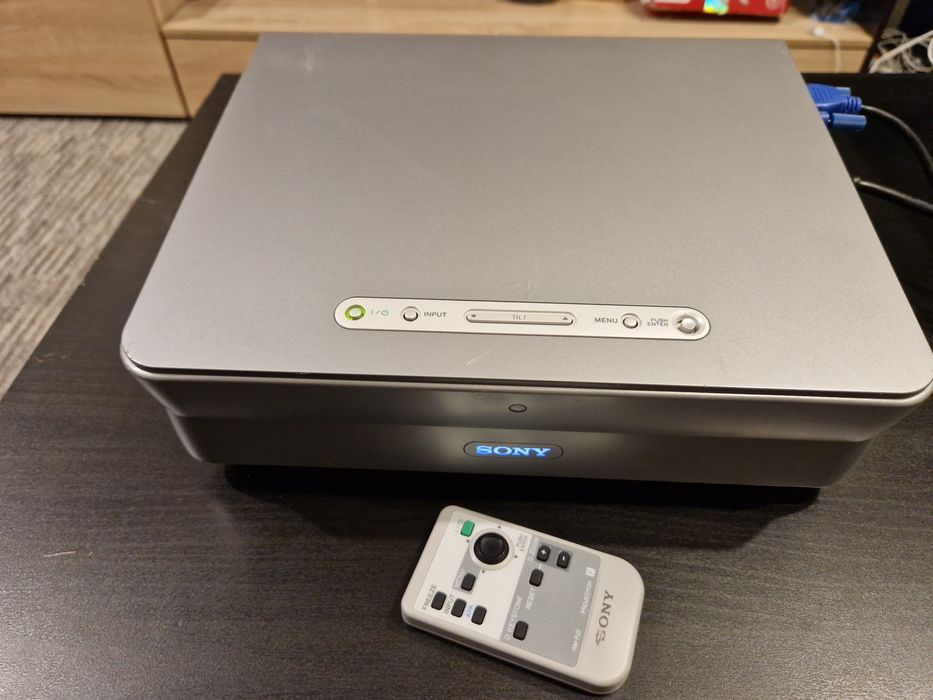 Vand Video Proiector Sony VPL-CS7 Lampa Noua.