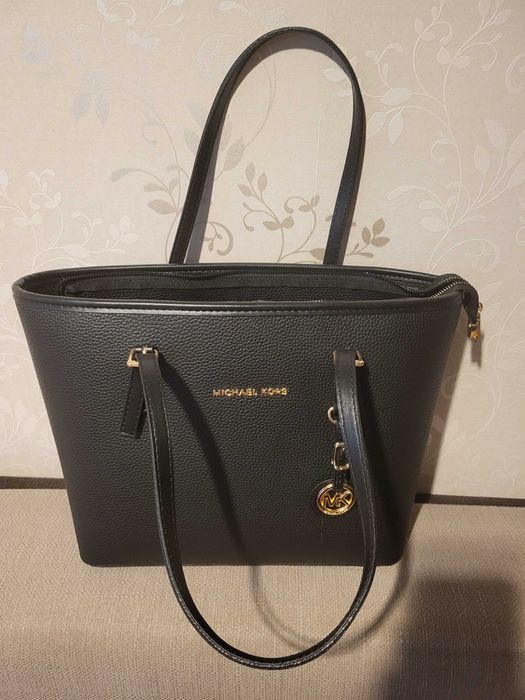 Geanta neagra MK noua, foarte eleganta si modernă