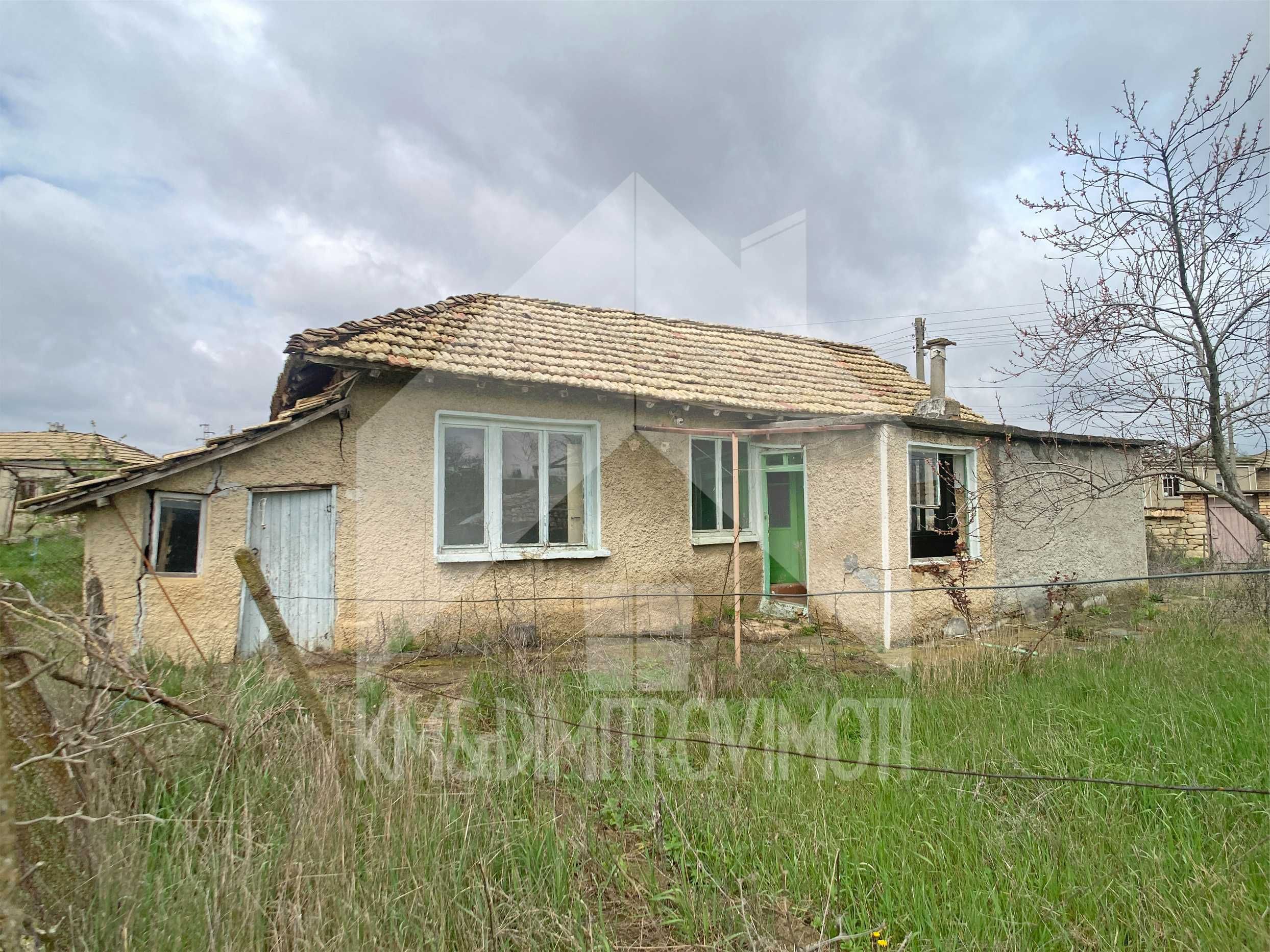 ПРОДАВА тухлена къща с равен 1,2 ДКА ДВОР в с. Мировци (обл. Шумен)