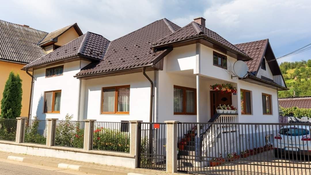 Executam acoperisuri cabane din lemn terase montaj tigla metalica