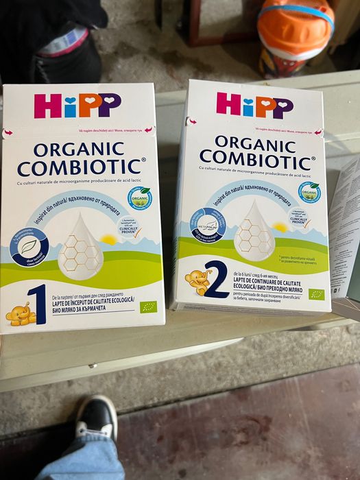 Бебешко адаптирано мляко HiPP 1 и 2, в срок на годност, не отваряни
