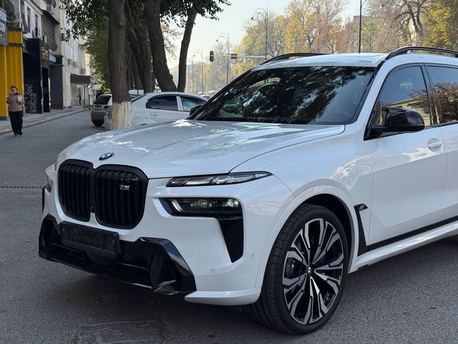 В продаже BMW X7 M60i