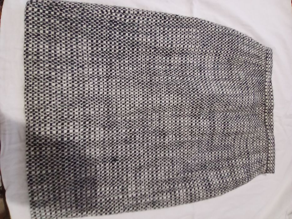 Două fuste din stofă pentru sezonul rece,40 de roni bucata.