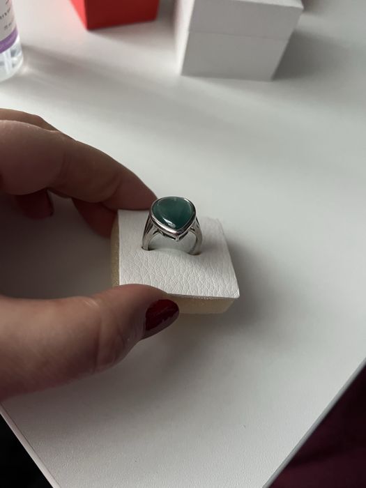 Сребърен пръстен с камък в капковидна форма