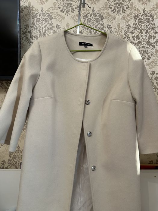 Польто женское кремого цвета