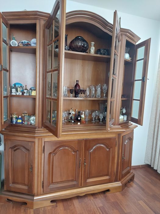 Vitrina lemn lemn masiv in conditi perfetta