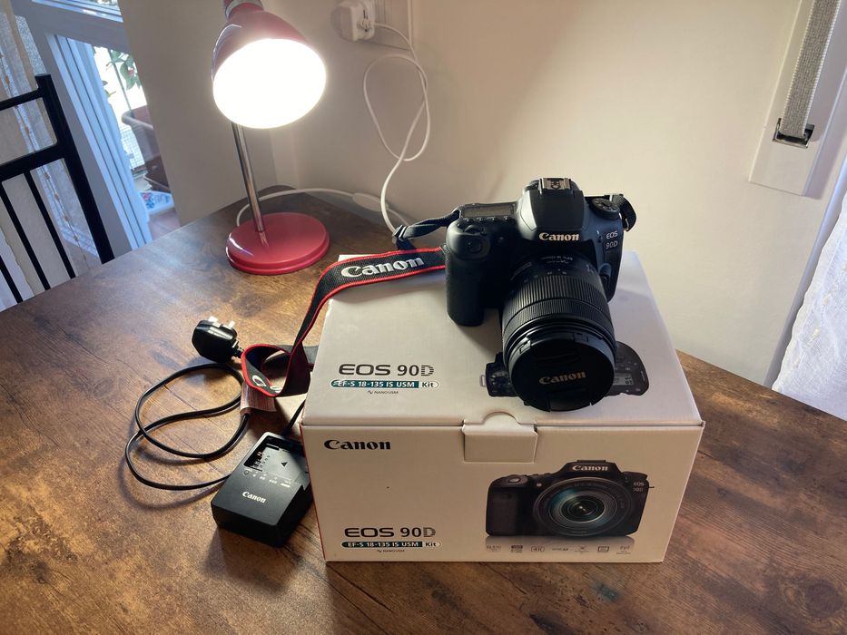 Kit Canon EOS D90 cu obiectiv și încărcător - nou