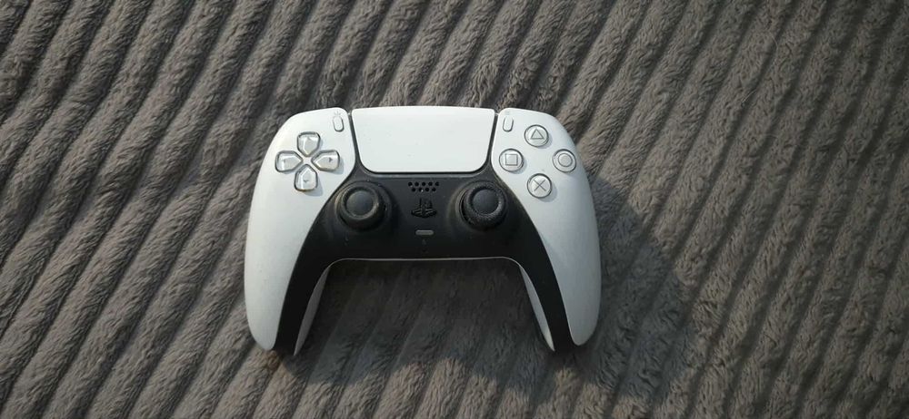 PS5 Standard Edition + 2 контролера + 4 топ игри (перфектно състояние)