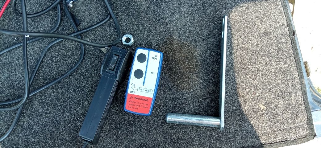 Troliu  electric nou cu telecomanda 12v
