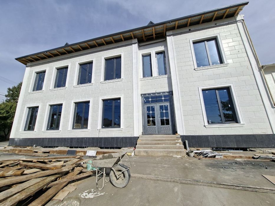 Отдельно стоящее здание 650 м²: 2 этажа + подвал, паркинг 8 авто