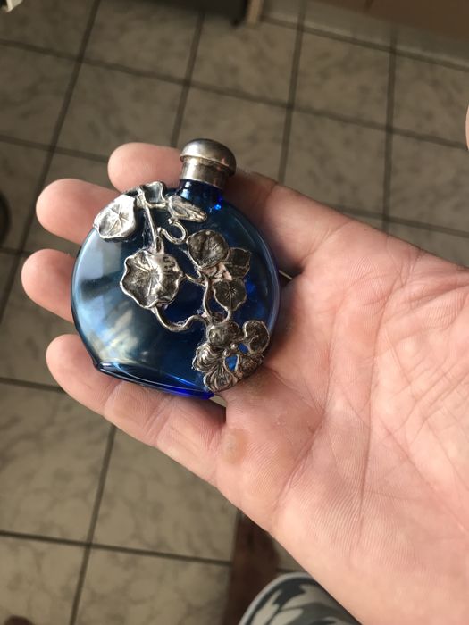 Sticluta, sticla veche, din cobalt cu capac si ornament argint